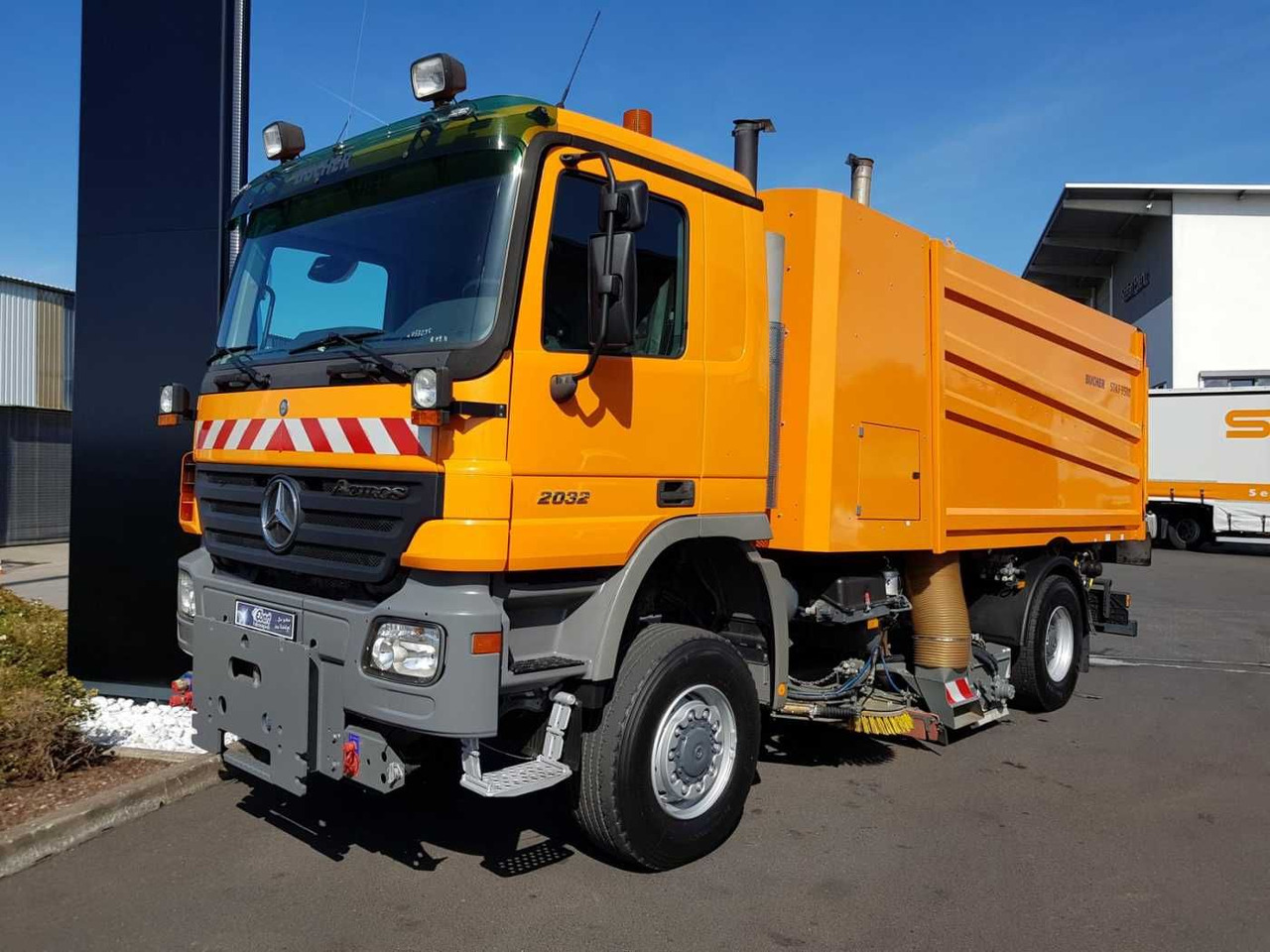 Mercedes-Benz Actros 2032 A 4x4 Bucher STKF 9500 Airport - Xe quét đường: hình 3 Mercedes-Benz Actros 2032 A 4x4 Bucher STKF 9500 Airport - Xe quét đường: hình 3