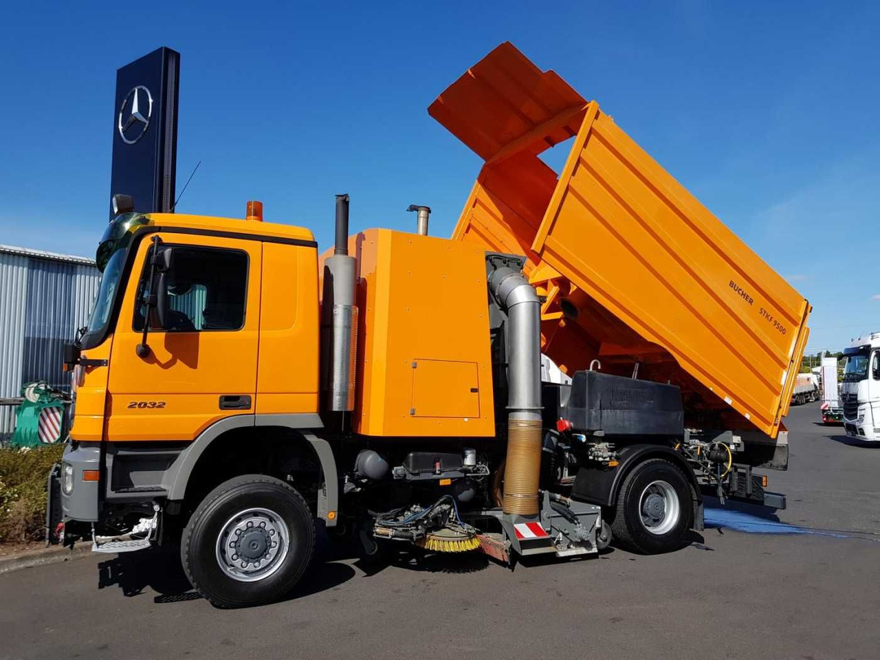 Mercedes-Benz Actros 2032 A 4x4 Bucher STKF 9500 Airport - Xe quét đường: hình 2 Mercedes-Benz Actros 2032 A 4x4 Bucher STKF 9500 Airport - Xe quét đường: hình 2