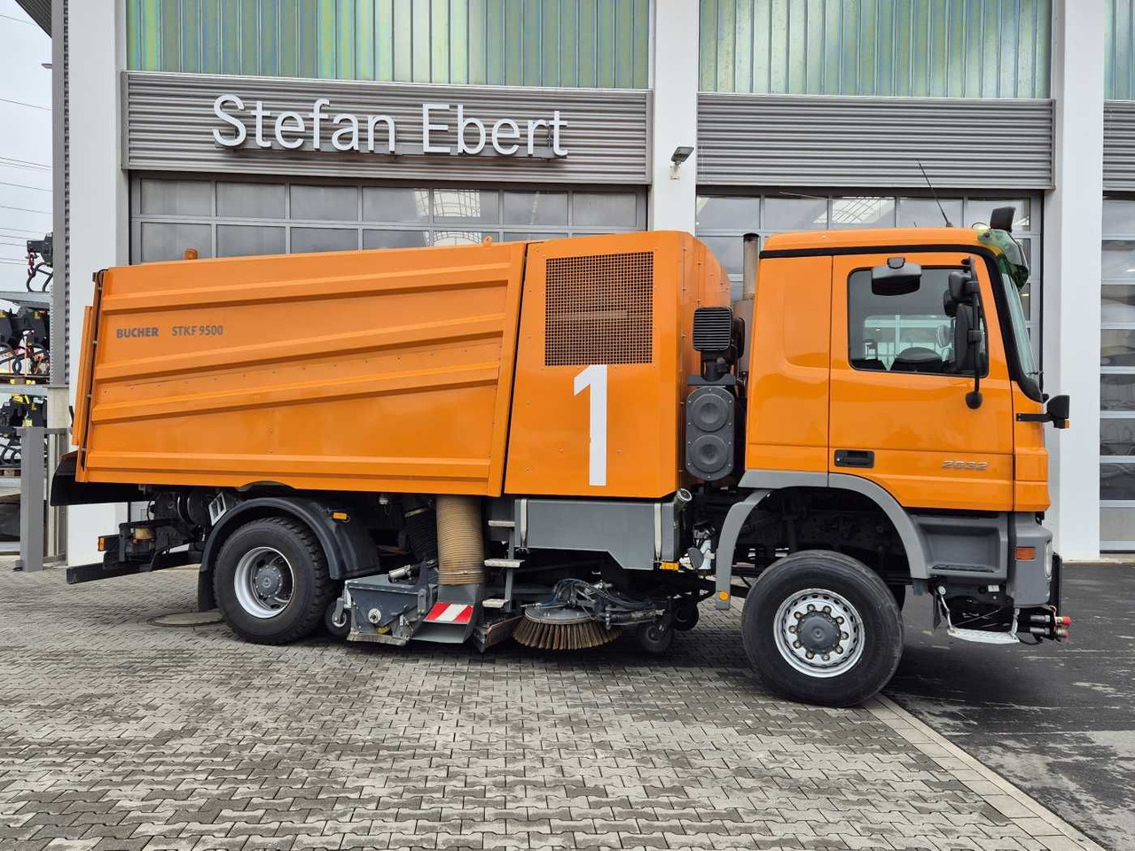 Mercedes-Benz Actros 2032 A 4x4 Bucher STKF 9500 Airport - Xe quét đường: hình 5 Mercedes-Benz Actros 2032 A 4x4 Bucher STKF 9500 Airport - Xe quét đường: hình 5