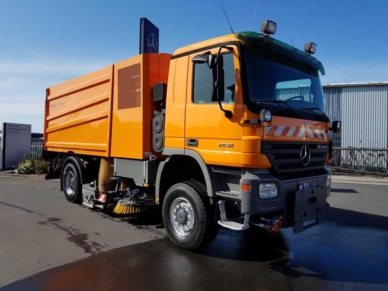 Mercedes-Benz Actros 2032 A 4x4 Bucher STKF 9500 Airport - Xe quét đường: hình 4 Mercedes-Benz Actros 2032 A 4x4 Bucher STKF 9500 Airport - Xe quét đường: hình 4