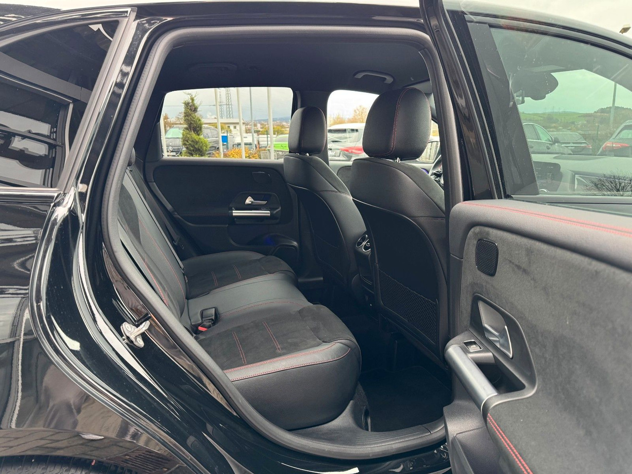 Mercedes-Benz B 200 AMG+AHK+Ambiente+RFK+MBUX+Night - Sedan: hình 5 Mercedes-Benz B 200 AMG+AHK+Ambiente+RFK+MBUX+Night - Sedan: hình 5