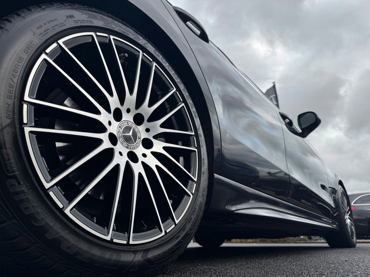 Mercedes-Benz C 300d AMG+AHK+RFK+Ambiente+Night+SportfahrW - Sedan: hình 5 Mercedes-Benz C 300d AMG+AHK+RFK+Ambiente+Night+SportfahrW - Sedan: hình 5