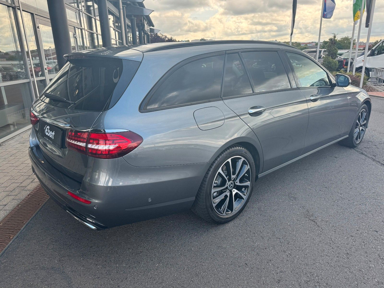 Mercedes-Benz E 220d Avantgarde+DistrPlus+Pano+Burm+360+Night - Xe wagon: hình 4 Mercedes-Benz E 220d Avantgarde+DistrPlus+Pano+Burm+360+Night - Xe wagon: hình 4