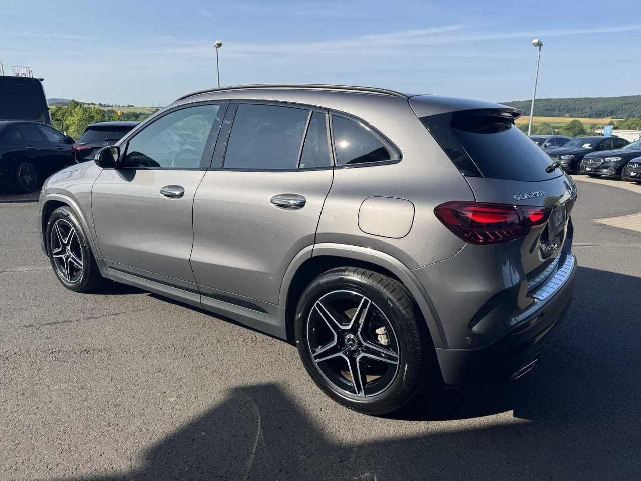 Mercedes-Benz GLA 200d 4M AMG+Pano+Distr+Ambiente+ - SUV: hình 3 Mercedes-Benz GLA 200d 4M AMG+Pano+Distr+Ambiente+ - SUV: hình 3