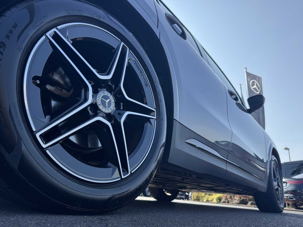 Mercedes-Benz GLA 200d 4M AMG+Pano+Distr+Ambiente+ - SUV: hình 5 Mercedes-Benz GLA 200d 4M AMG+Pano+Distr+Ambiente+ - SUV: hình 5