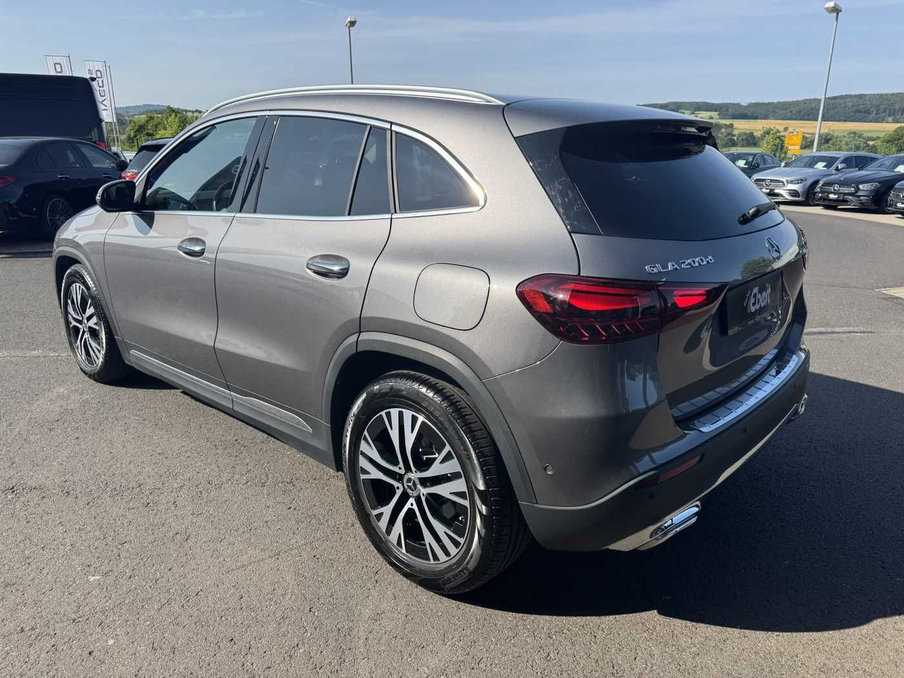 Mercedes-Benz GLA 200d 4M Progressive+Distr+Ambiente+Offroad - SUV: hình 3 Mercedes-Benz GLA 200d 4M Progressive+Distr+Ambiente+Offroad - SUV: hình 3