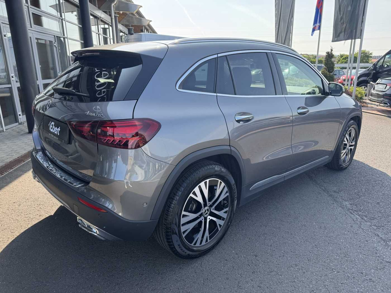 Mercedes-Benz GLA 200d 4M Progressive+Distr+Ambiente+Offroad - SUV: hình 4 Mercedes-Benz GLA 200d 4M Progressive+Distr+Ambiente+Offroad - SUV: hình 4