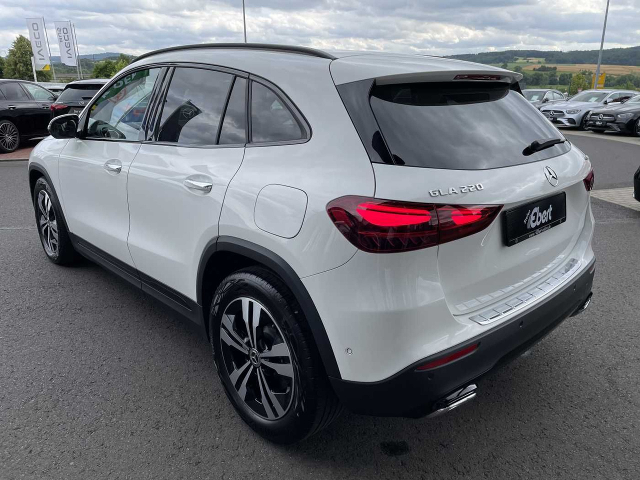 Mercedes-Benz GLA 220 4M 8G Progressive R-Kamera +Distr+Ambien - SUV: hình 3 Mercedes-Benz GLA 220 4M 8G Progressive R-Kamera +Distr+Ambien - SUV: hình 3
