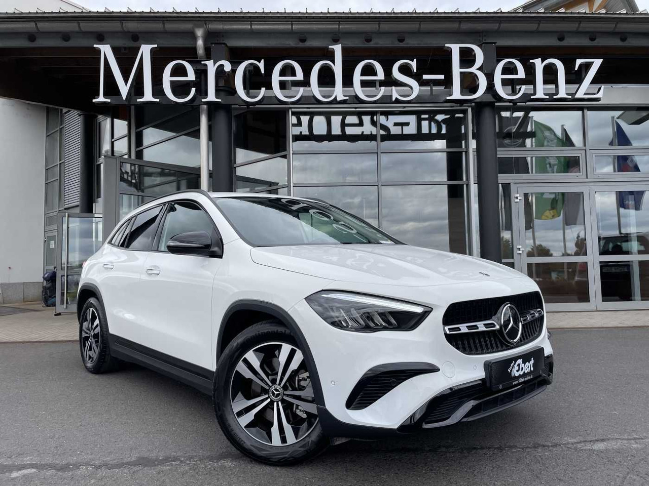 Mercedes-Benz GLA 220 4M 8G Progressive R-Kamera +Distr+Ambien - SUV: hình 1 Mercedes-Benz GLA 220 4M 8G Progressive R-Kamera +Distr+Ambien - SUV: hình 1