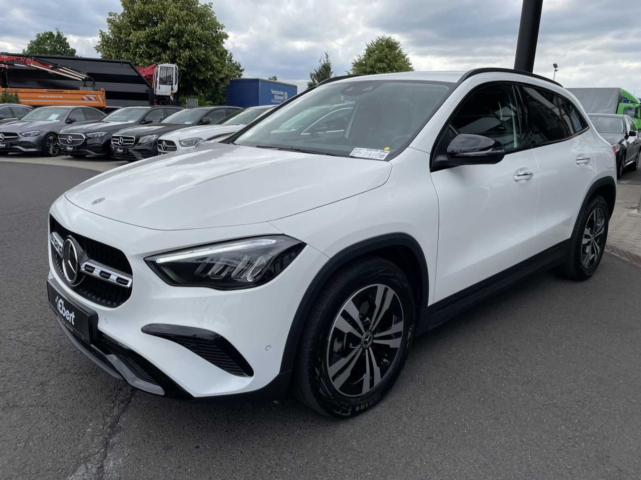Mercedes-Benz GLA 220 4M 8G Progressive R-Kamera +Distr+Ambien - SUV: hình 2 Mercedes-Benz GLA 220 4M 8G Progressive R-Kamera +Distr+Ambien - SUV: hình 2
