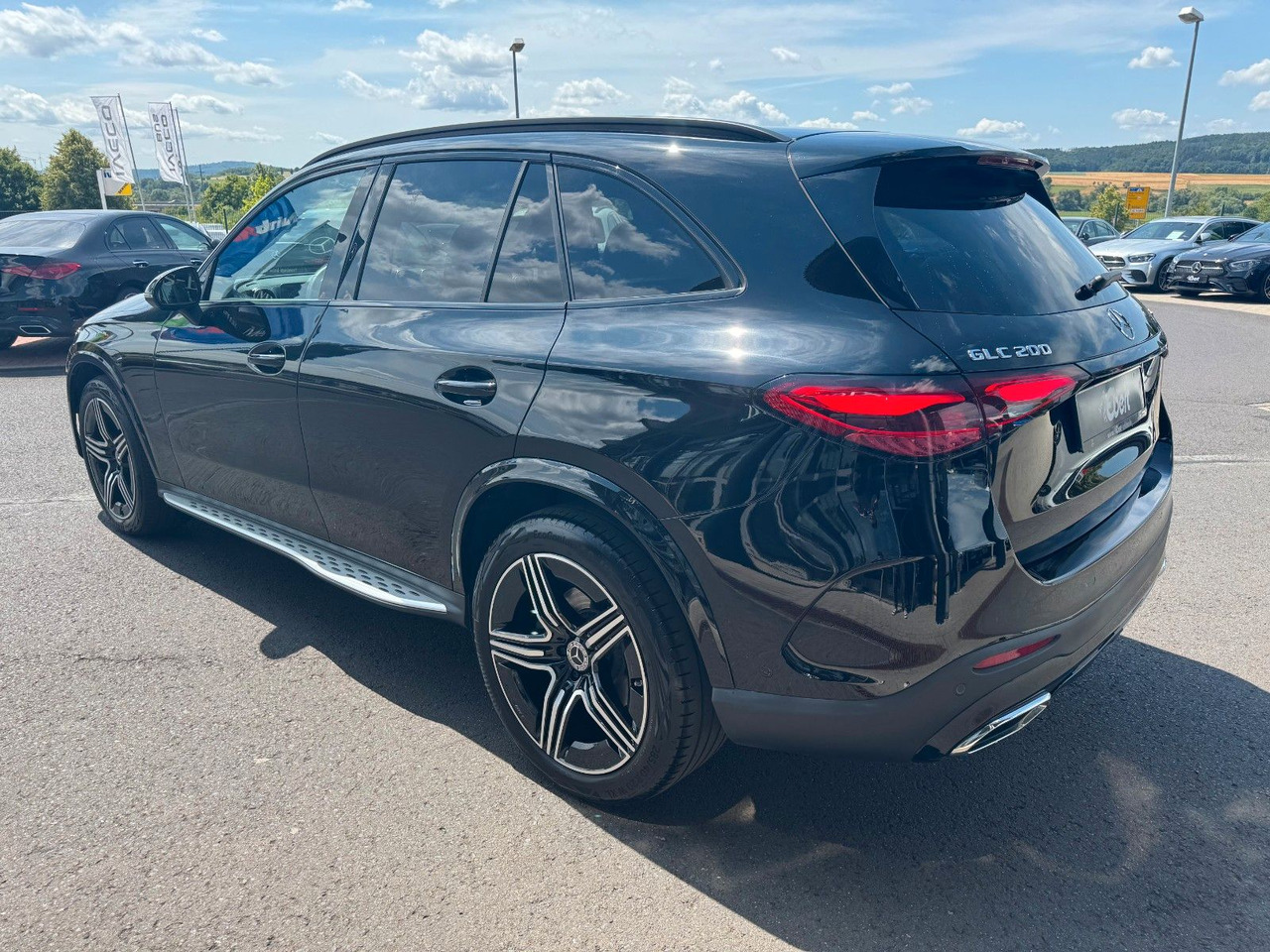 Mercedes-Benz GLC 200 4M AMG+Pano+Memory+RFK+Night+TotW - SUV: hình 3 Mercedes-Benz GLC 200 4M AMG+Pano+Memory+RFK+Night+TotW - SUV: hình 3