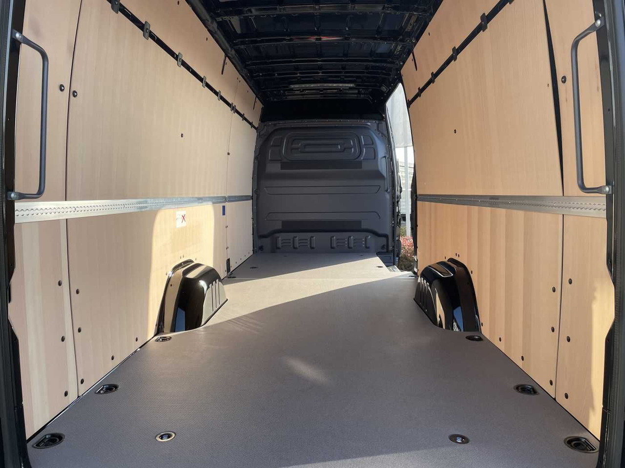 Mercedes-Benz Sprinter 319 CDI 4x4 Extralang Klima 360 Kamera - Xe van chở hàng: hình 5 Mercedes-Benz Sprinter 319 CDI 4x4 Extralang Klima 360 Kamera - Xe van chở hàng: hình 5