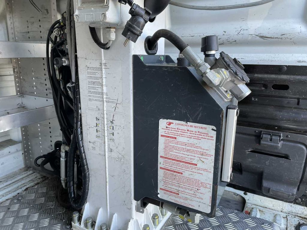 Nền bục trên không gắn trên xe tải, Xe tải nhỏ Renault Trafic dCi 120 L1H1 / France Elavateur 091F 9m: hình 11