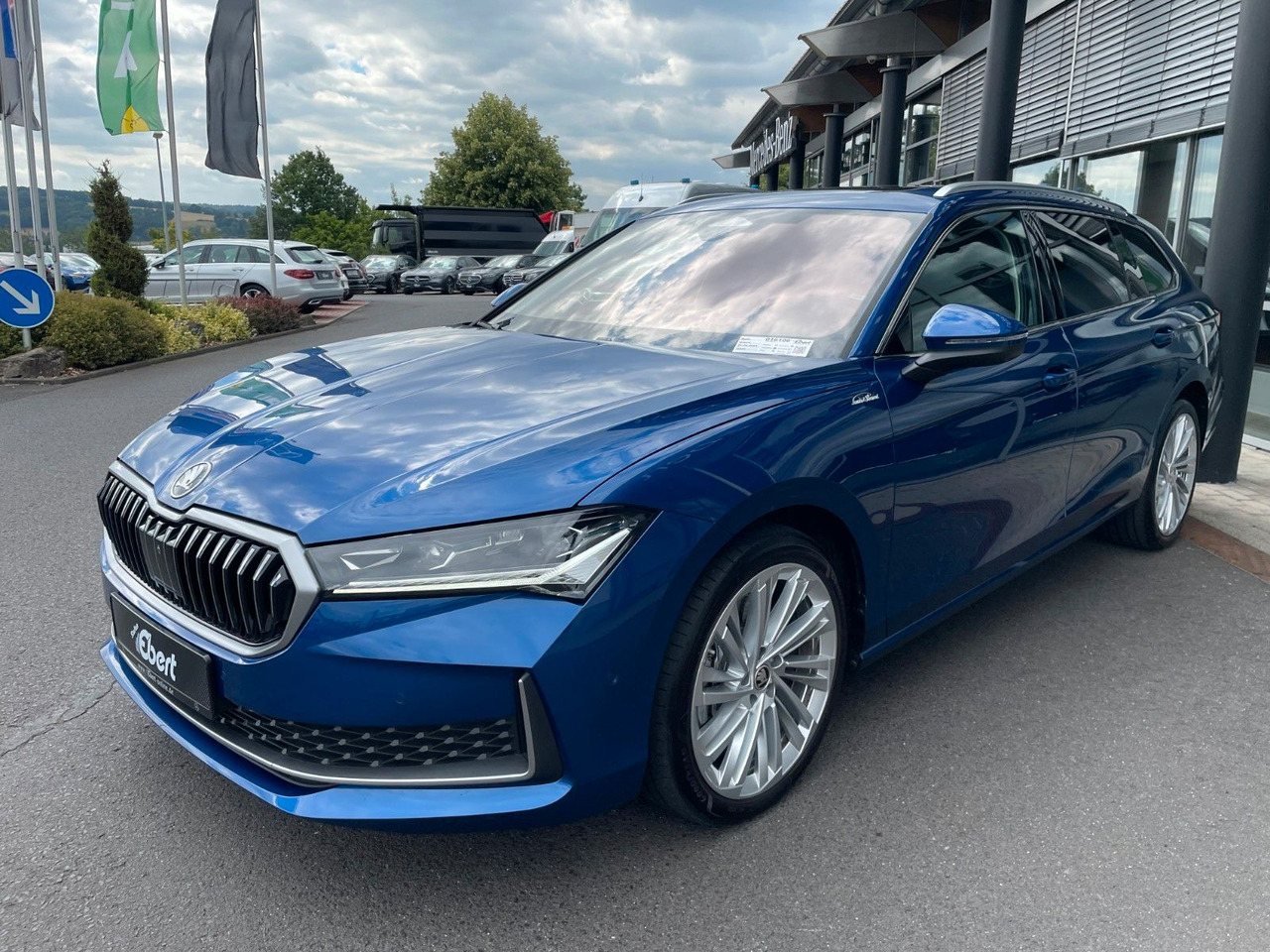 Skoda Superb Combi 2.0 TDI 4x4 L&K HUD+360°+AHK+Pano - Xe hơi: hình 2 Skoda Superb Combi 2.0 TDI 4x4 L&K HUD+360°+AHK+Pano - Xe hơi: hình 2