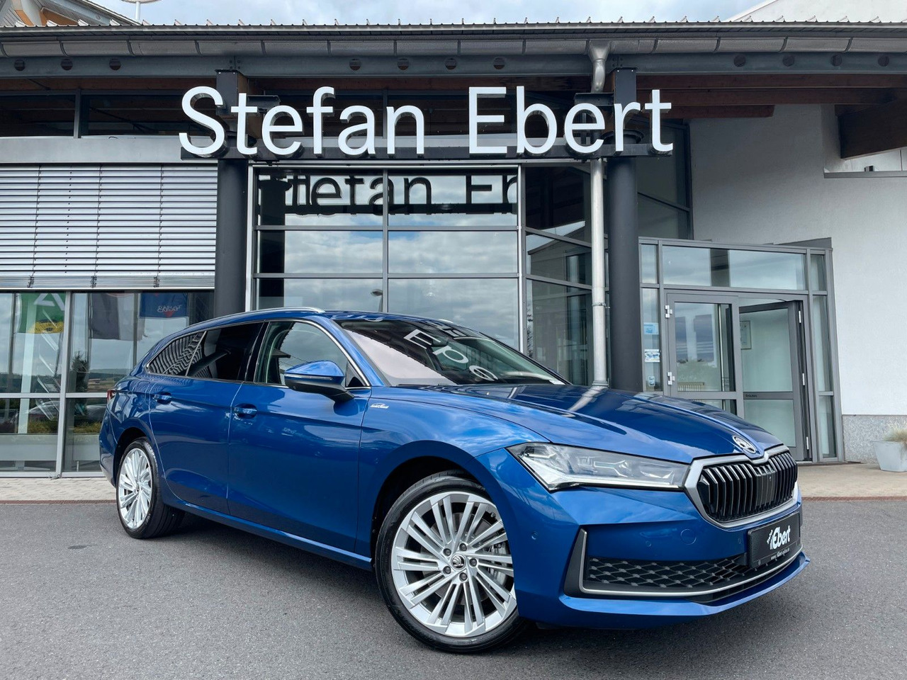 Skoda Superb Combi 2.0 TDI 4x4 L&K HUD+360°+AHK+Pano - Xe hơi: hình 1 Skoda Superb Combi 2.0 TDI 4x4 L&K HUD+360°+AHK+Pano - Xe hơi: hình 1