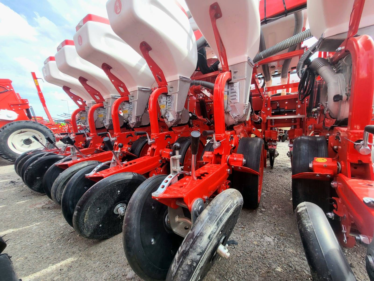 Ozdoken six-row pneumatic precision seeder, VPKT-DG6, PVC fertiliser tank - on stock - Máy gieo hạt chính xác: hình 5 Ozdoken six-row pneumatic precision seeder, VPKT-DG6, PVC fertiliser tank - on stock - Máy gieo hạt chính xác: hình 5