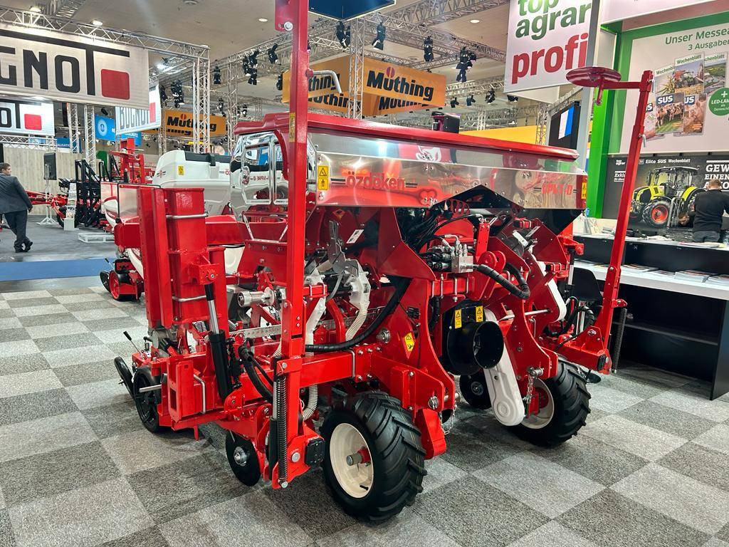 Six-row pneumatic precision seeder with depth fertilization Ozdoken VPKT-DG6 - Máy gieo hạt chính xác: hình 1 Six-row pneumatic precision seeder with depth fertilization Ozdoken VPKT-DG6 - Máy gieo hạt chính xác: hình 1