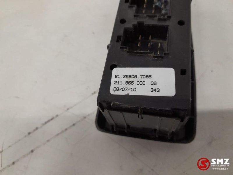 MAN Occ vensterschakelaar MAN TGS 81258067095 - Cabin và nội thất cho Xe tải: hình 5 MAN Occ vensterschakelaar MAN TGS 81258067095 - Cabin và nội thất cho Xe tải: hình 5