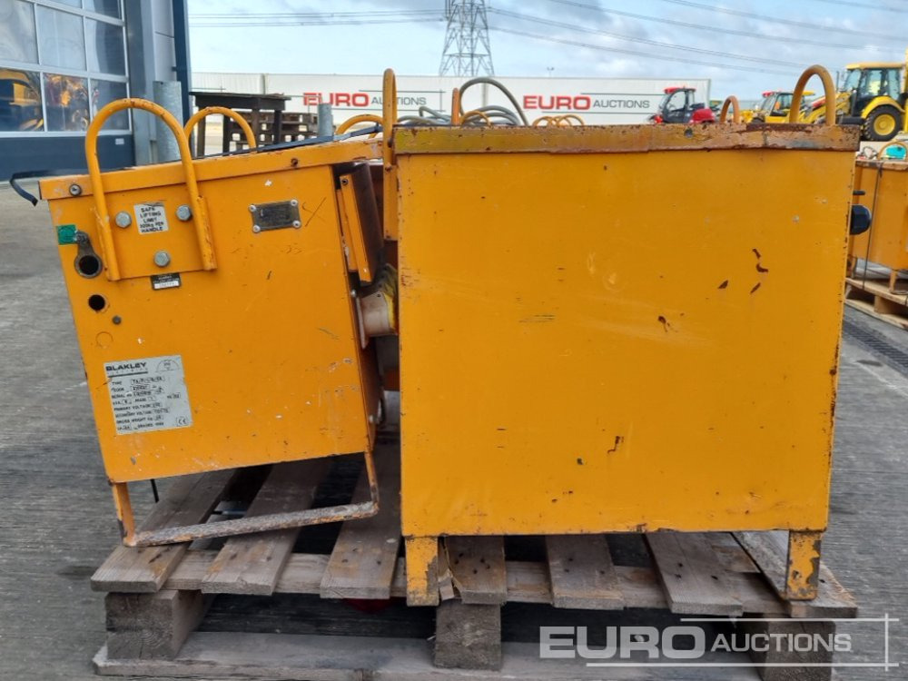 110 Volt Transformer (4 of) - Trang thiết bị xây dựng: hình 2 110 Volt Transformer (4 of) - Trang thiết bị xây dựng: hình 2