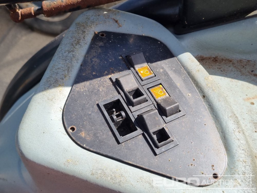 Máy cày 2012 New Holland 2WD Tractor, Spool Valve (No Drive): hình 32