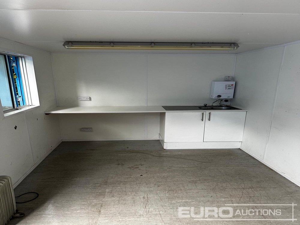 21 x 8 Canteen – Office with partition (Selling Offsite - Location Studham) - Container biển: hình 4 21 x 8 Canteen – Office with partition (Selling Offsite - Location Studham) - Container biển: hình 4