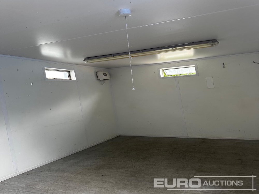 21 x 8 Canteen – Office with partition (Selling Offsite - Location Studham) - Container biển: hình 5 21 x 8 Canteen – Office with partition (Selling Offsite - Location Studham) - Container biển: hình 5