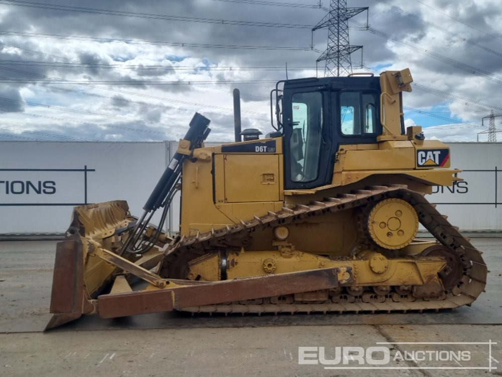 CAT D6T LGP - Máy ủi: hình 2 CAT D6T LGP - Máy ủi: hình 2