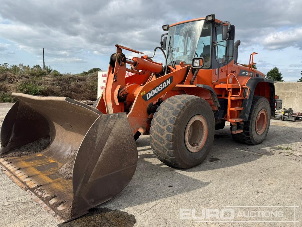 Doosan DL300 - Máy xúc lật bánh lốp: hình 1 Doosan DL300 - Máy xúc lật bánh lốp: hình 1