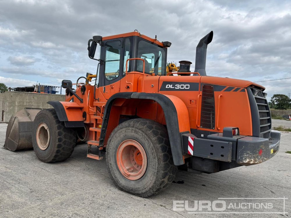 Doosan DL300 - Máy xúc lật bánh lốp: hình 2 Doosan DL300 - Máy xúc lật bánh lốp: hình 2