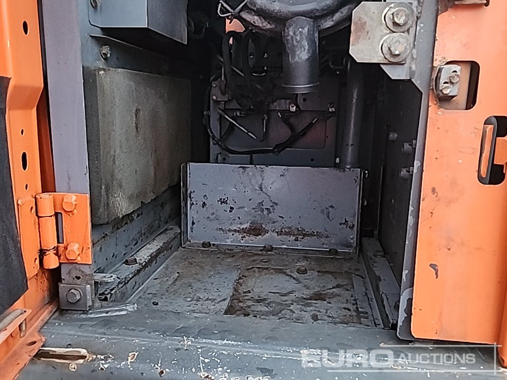 Máy xúc bánh xích Hitachi ZX210LC-3: hình 35 Máy xúc bánh xích Hitachi ZX210LC-3: hình 35