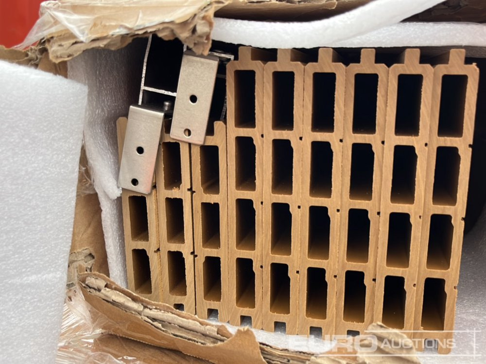 Trang thiết bị xây dựng Unused 1.7m Wide Teak Composite Fence Panel (20 Panels), 2.45m Black Aluminium Post (21 Posts), Complete With Assembly Kit: hình 9