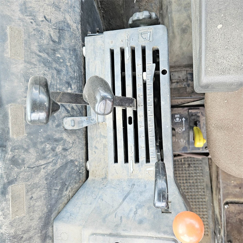 Máy cày John Deere 2850 MFWD: hình 12 Máy cày John Deere 2850 MFWD: hình 12