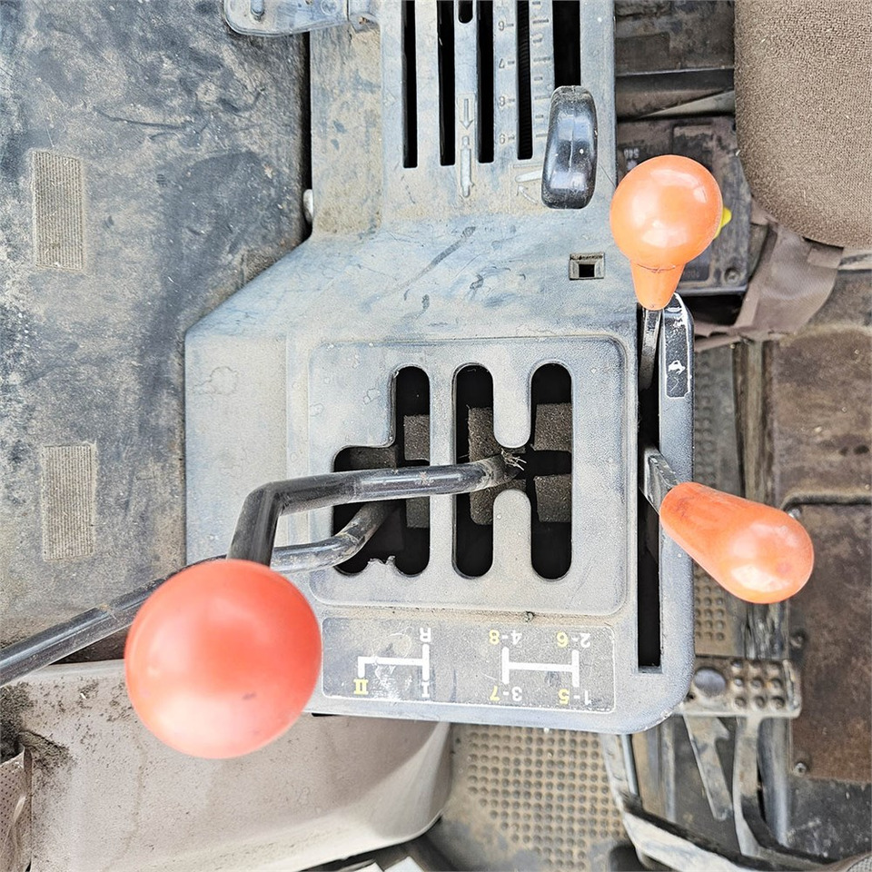 Máy cày John Deere 2850 MFWD: hình 11 Máy cày John Deere 2850 MFWD: hình 11