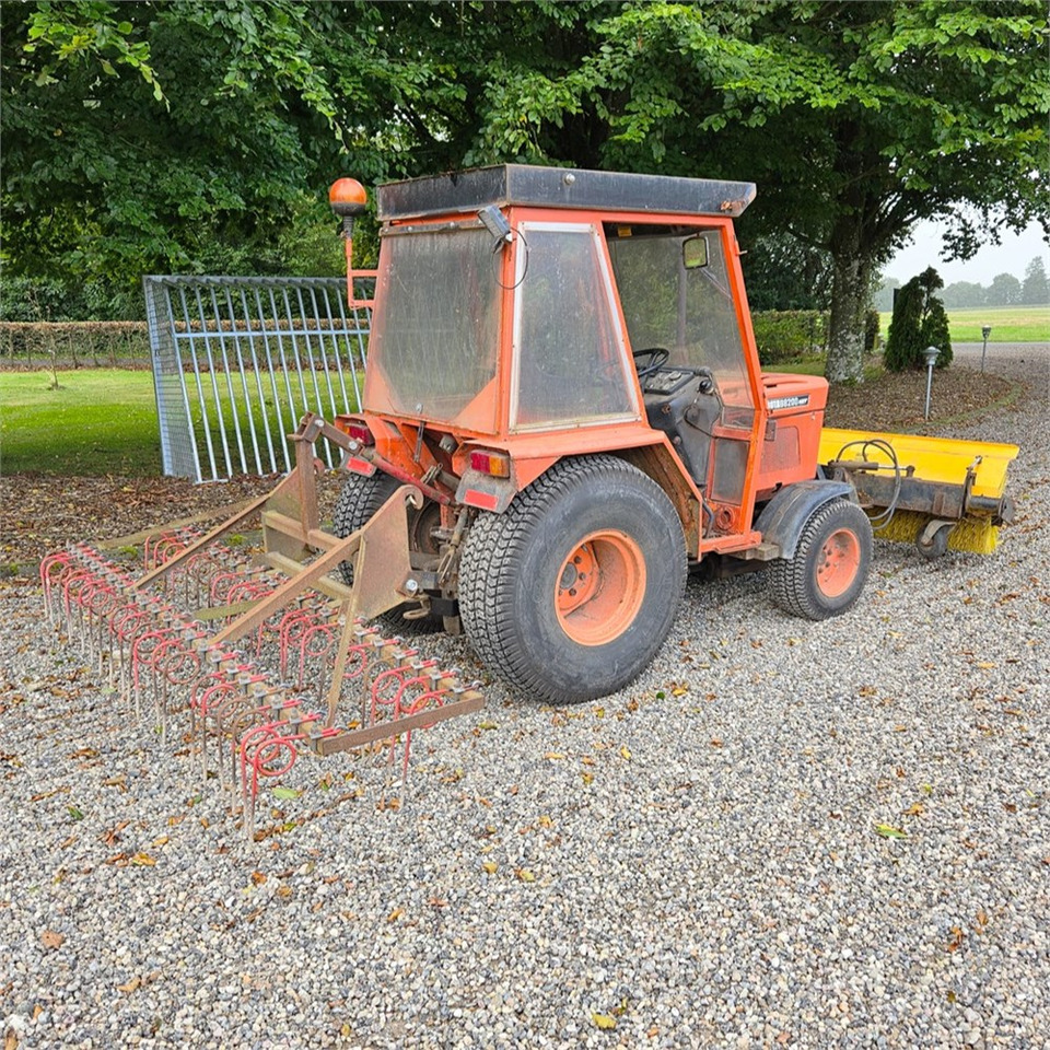 Kubota B8200 - Máy cày đa dụng: hình 5 Kubota B8200 - Máy cày đa dụng: hình 5