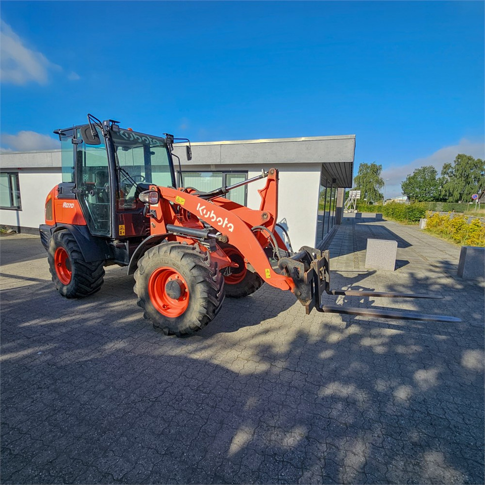 Kubota R070 - Máy xúc lật bánh lốp: hình 4 Kubota R070 - Máy xúc lật bánh lốp: hình 4