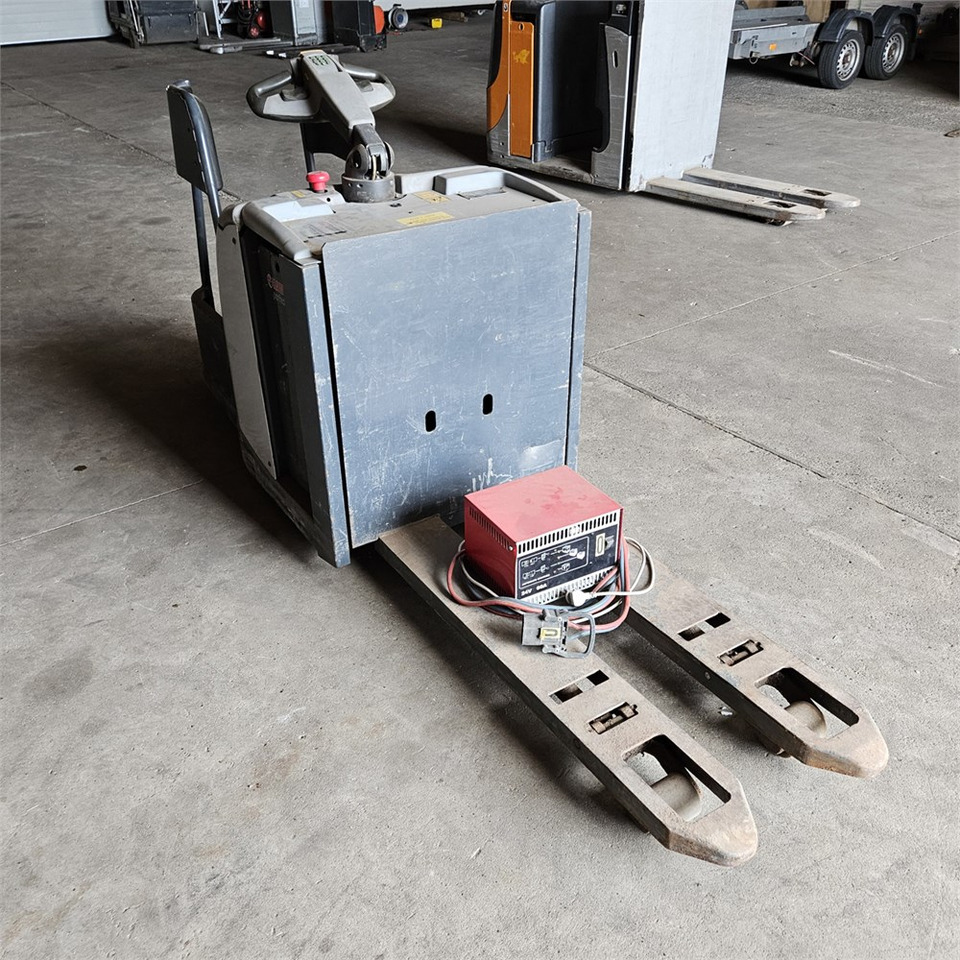 Nissan PLP/200P - Xe tải nâng pallet: hình 5 Nissan PLP/200P - Xe tải nâng pallet: hình 5