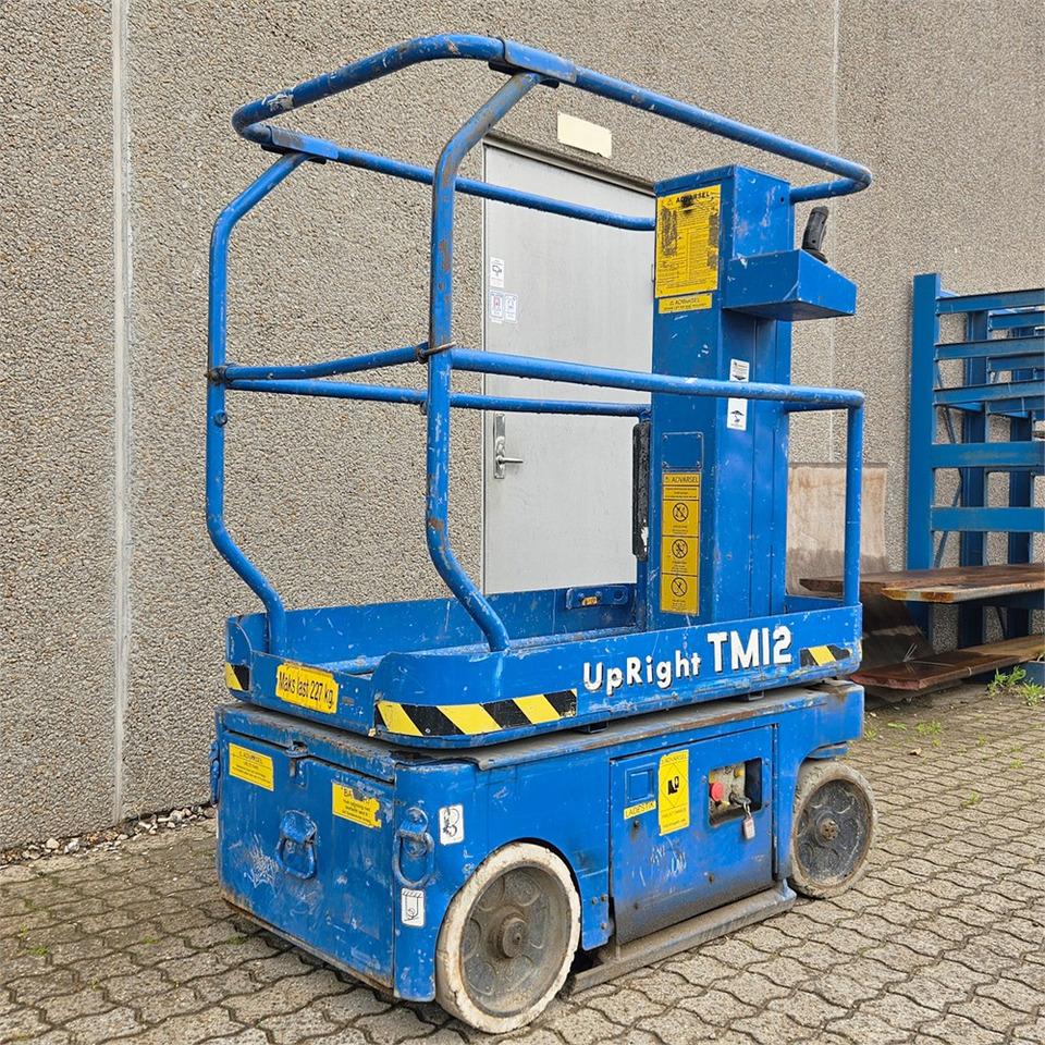 UpRight TM12 - Máy nâng người hình kéo: hình 1 UpRight TM12 - Máy nâng người hình kéo: hình 1