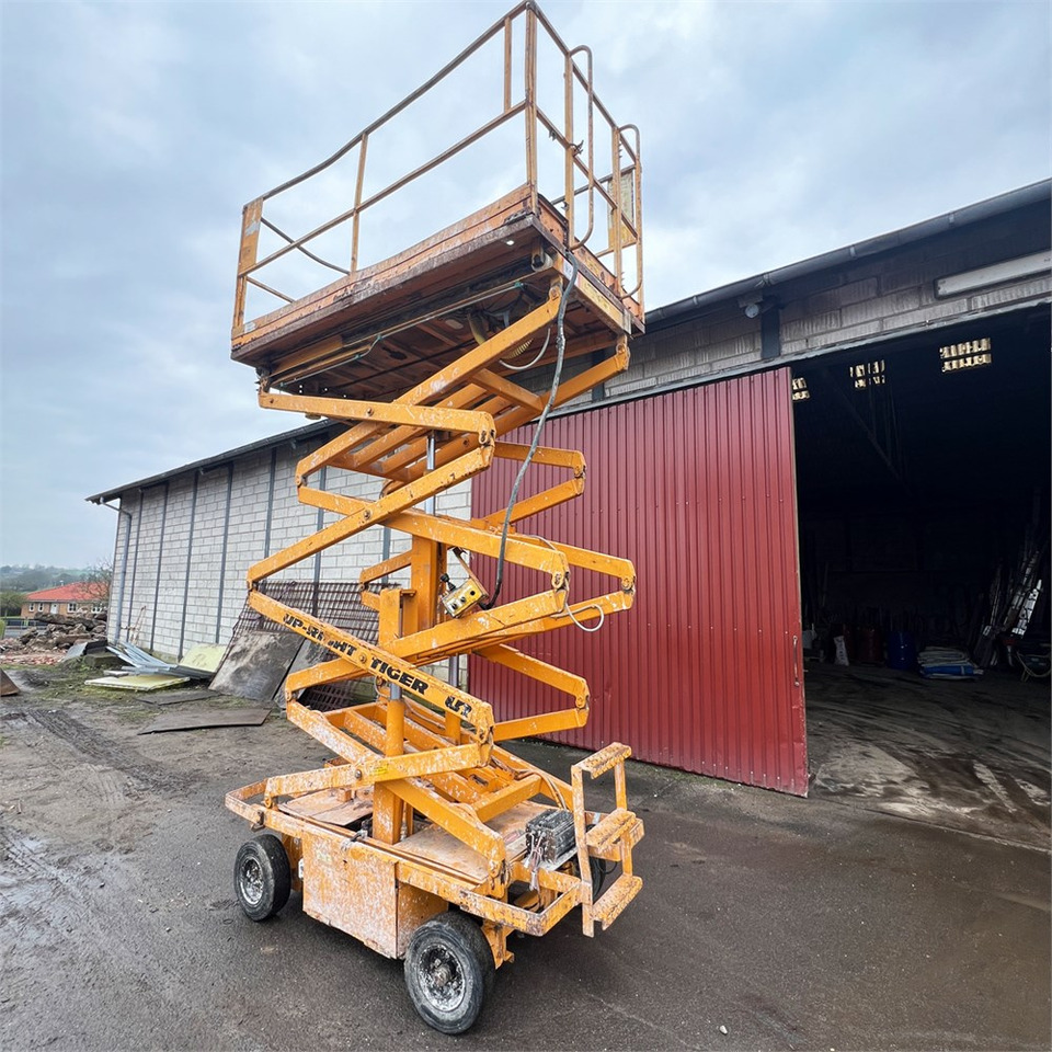 UpRight Tiger F5024-01 - Máy nâng người hình kéo: hình 1 UpRight Tiger F5024-01 - Máy nâng người hình kéo: hình 1