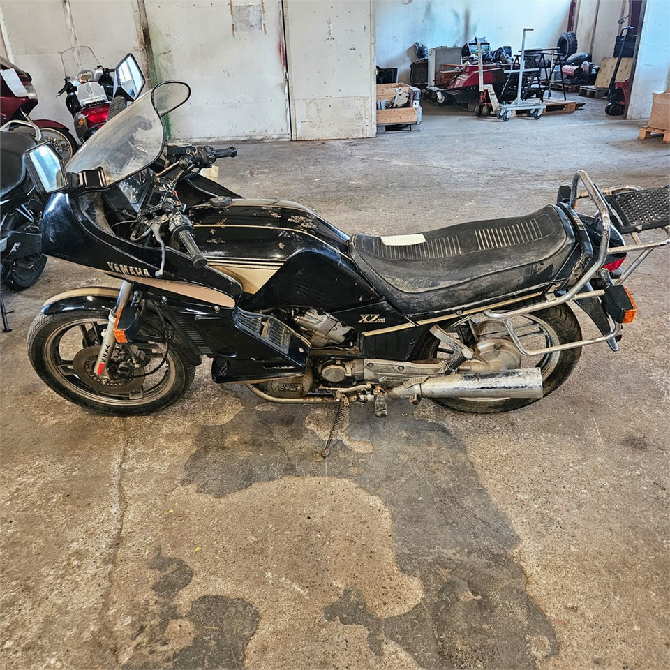 Yamaha XZ550 - Xe máy: hình 2 Yamaha XZ550 - Xe máy: hình 2