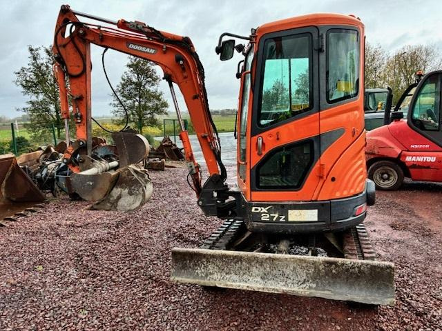 Doosan DX 27 Z - Máy xúc mini: hình 1 Doosan DX 27 Z - Máy xúc mini: hình 1