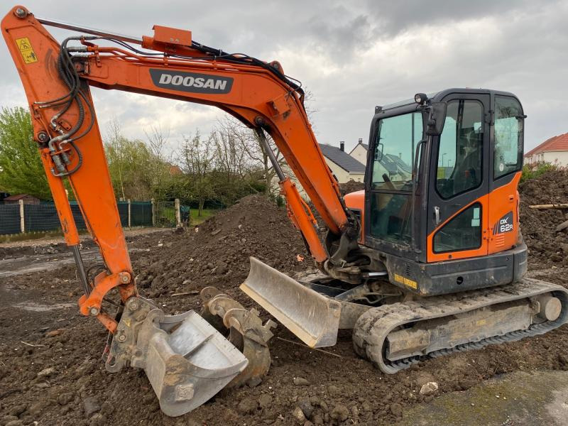 Doosan DX 62R-3 - Máy xúc mini: hình 1 Doosan DX 62R-3 - Máy xúc mini: hình 1