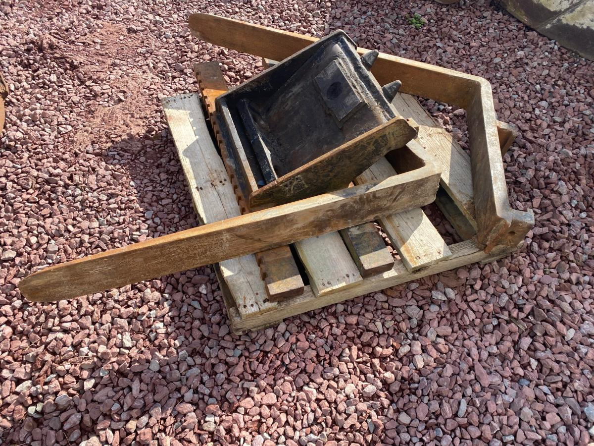 MECALAC TABLIER FOURCHE 1M20 - Chĩa: hình 1 MECALAC TABLIER FOURCHE 1M20 - Chĩa: hình 1