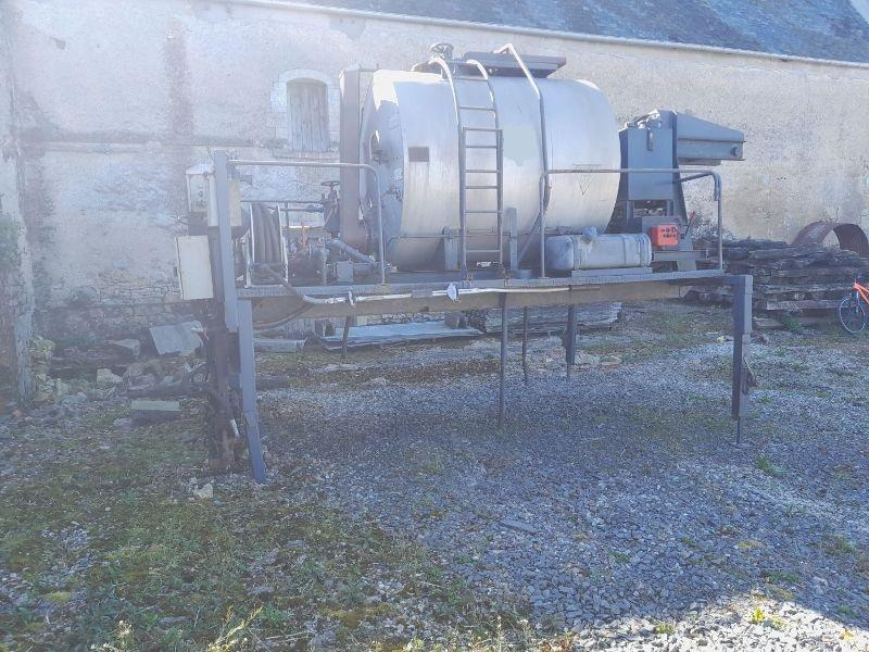 MENARD BOUILLE SUR BERCE 3000 LITRES - Máy phun nhựa đường: hình 1 MENARD BOUILLE SUR BERCE 3000 LITRES - Máy phun nhựa đường: hình 1