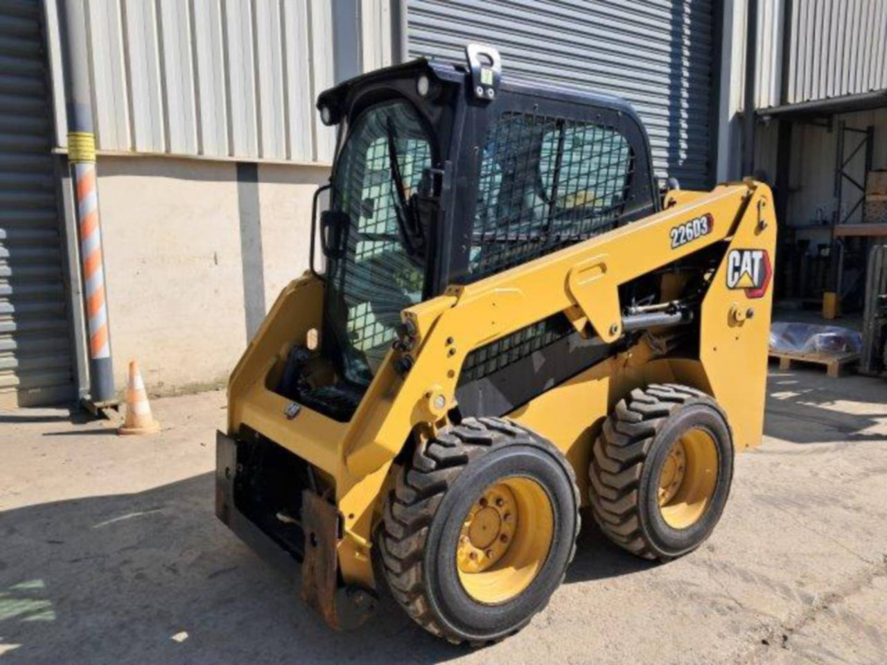 CAT 226D3 - Máy xúc lật đa năng: hình 2 CAT 226D3 - Máy xúc lật đa năng: hình 2