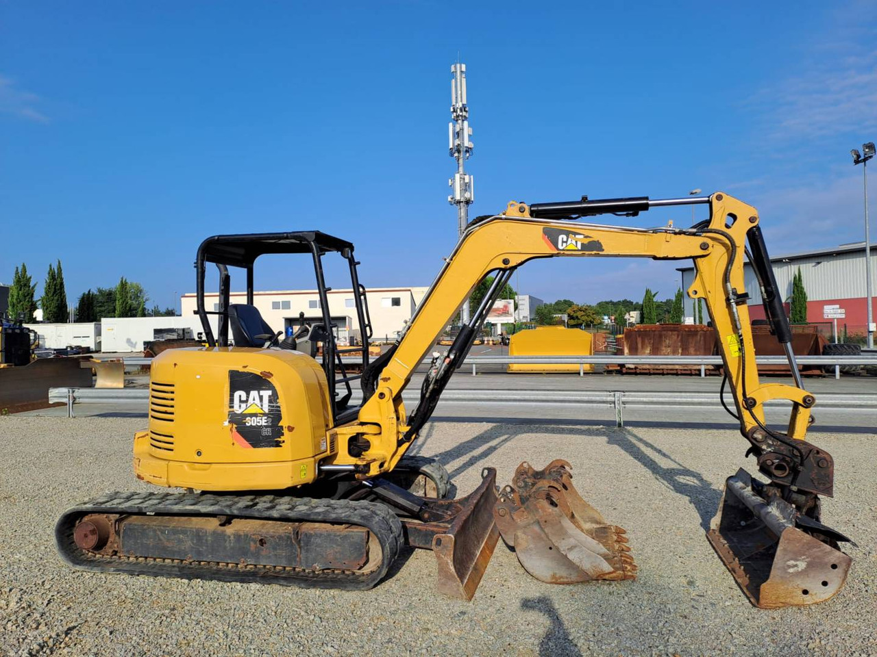 CAT 305E2 - Máy xúc bánh xích: hình 2 CAT 305E2 - Máy xúc bánh xích: hình 2