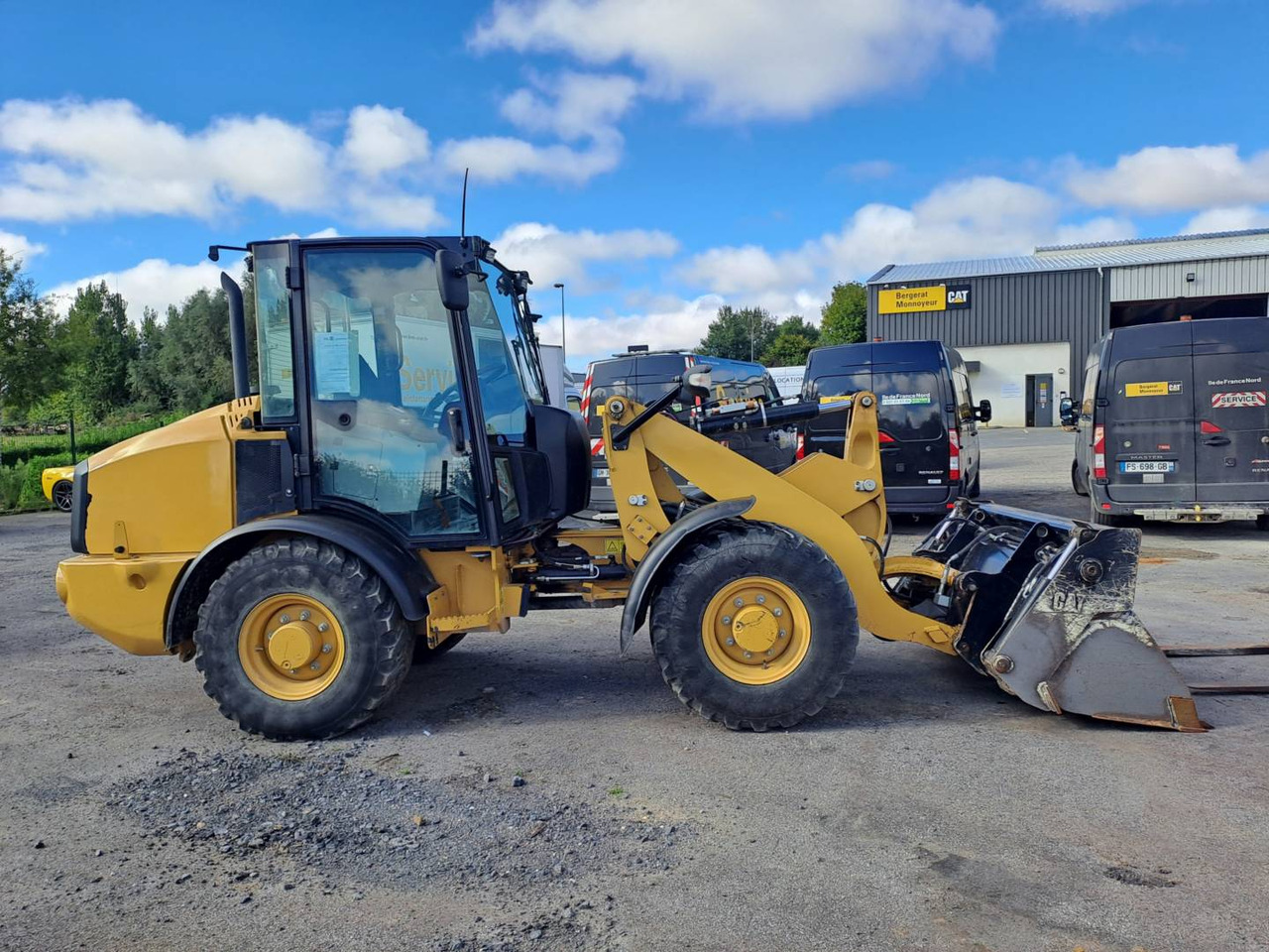 CAT 906M - Máy xúc lật bánh lốp: hình 1 CAT 906M - Máy xúc lật bánh lốp: hình 1