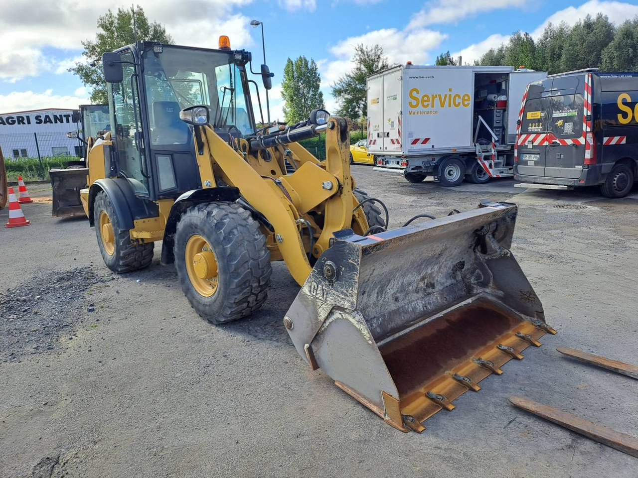 CAT 906M - Máy xúc lật bánh lốp: hình 2 CAT 906M - Máy xúc lật bánh lốp: hình 2