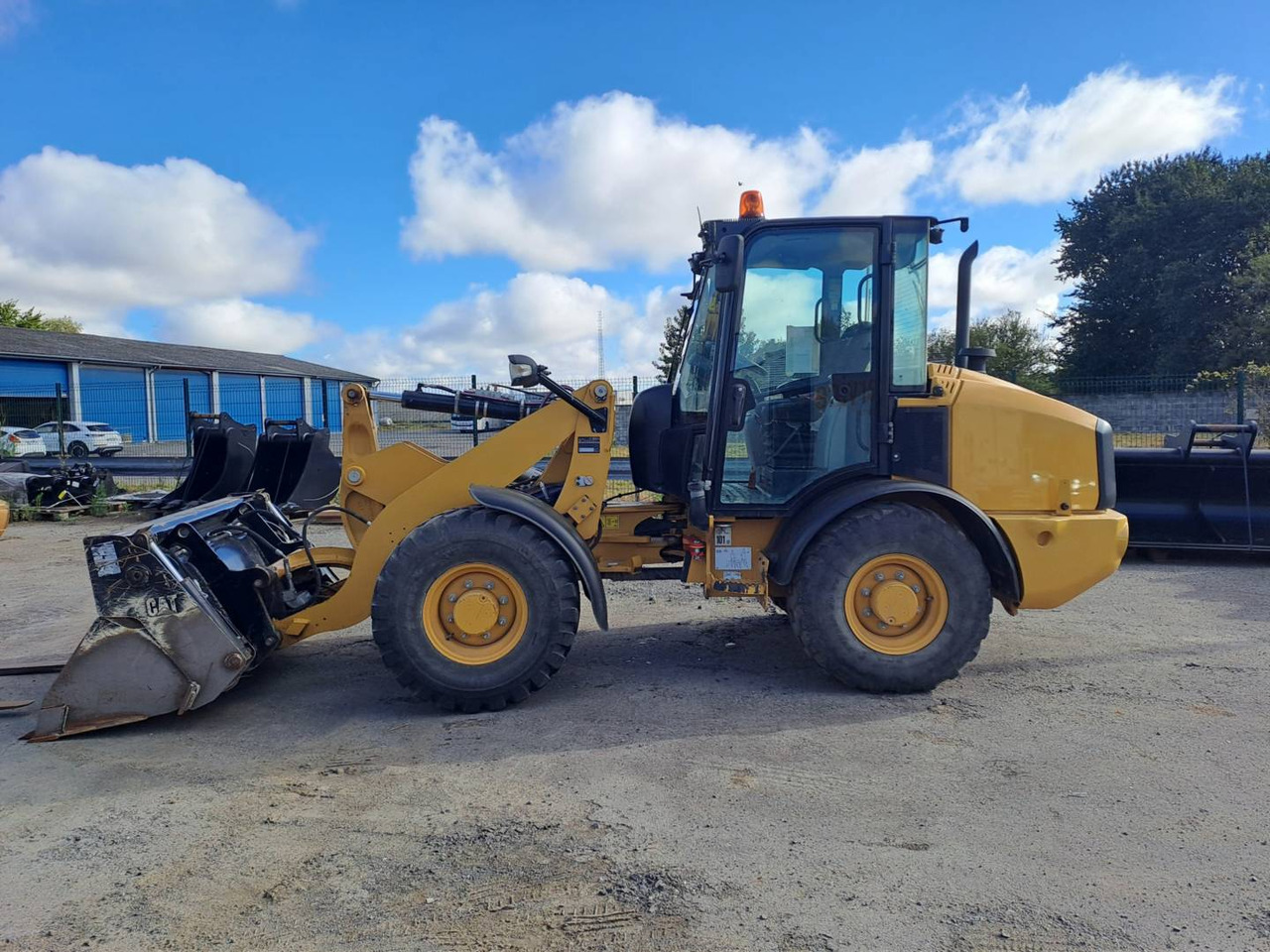 CAT 906M - Máy xúc lật bánh lốp: hình 5 CAT 906M - Máy xúc lật bánh lốp: hình 5