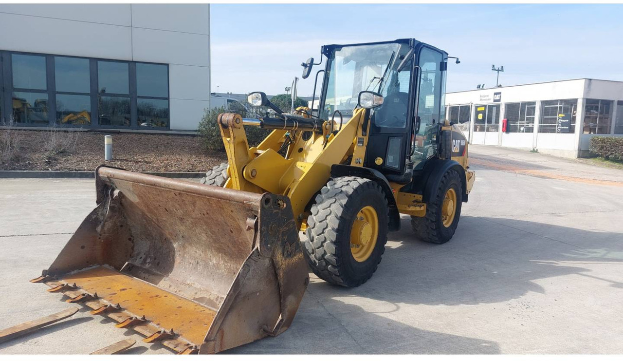 CAT 906M - Máy xúc lật bánh lốp: hình 1 CAT 906M - Máy xúc lật bánh lốp: hình 1