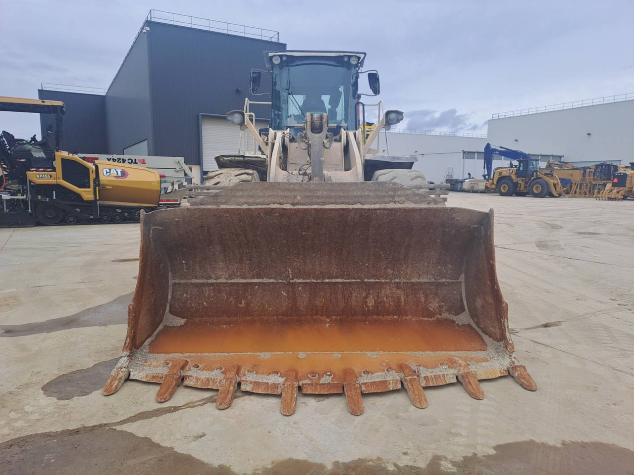 CAT 966M - Máy xúc lật bánh lốp: hình 3 CAT 966M - Máy xúc lật bánh lốp: hình 3